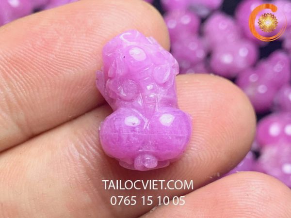 Mặt dây chuyền Tỳ Hưu bằng đá ruby màu hồng kẹo